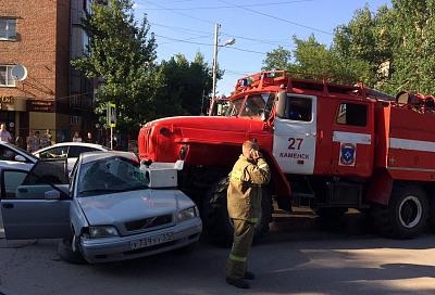 В Ростовской области пожарный автомобиль не остановился на красный сигнал светофора и протаранил легковой автомобиль