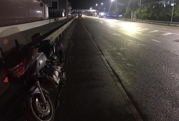 Мотоциклист сбил мужчину в Туапсинском районе. Оба пострадали