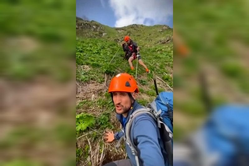 Спасатели показали, как эвакуировали застрявшего на крутом склоне горы в Сочи туриста