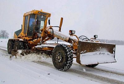 Более 160 спецмашин расчищают краевые трассы от снега