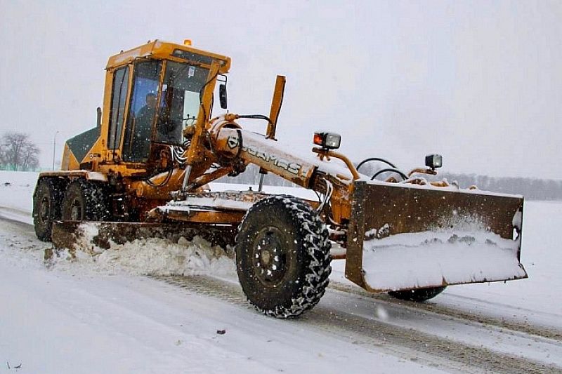 Более 160 спецмашин расчищают краевые трассы от снега