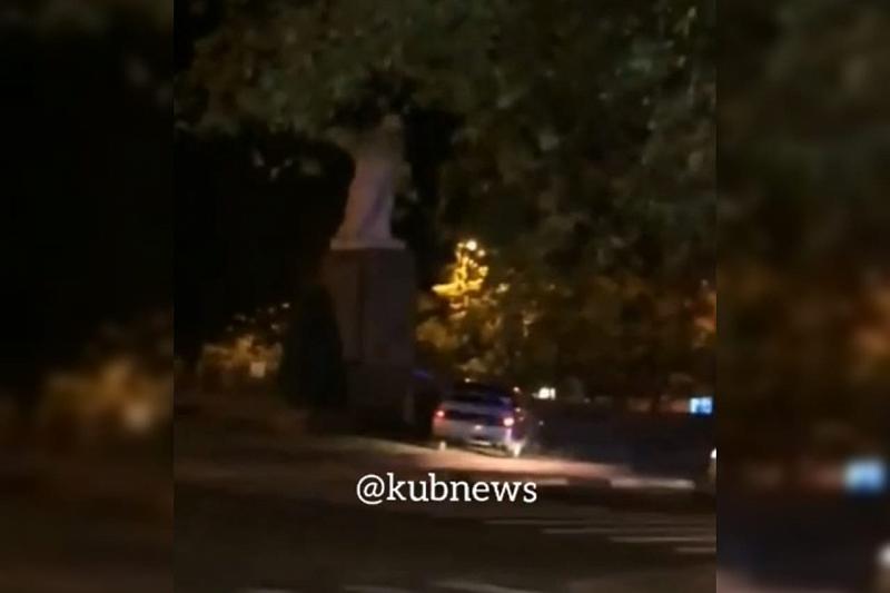 В Краснодарском крае водитель ВАЗа протаранил памятник Ленину и попытался сбежать (видео)