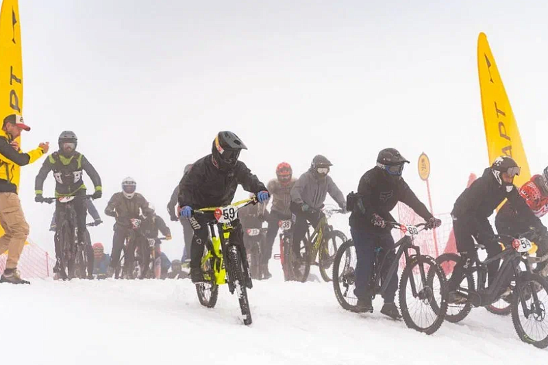 Из зимы в лето - на велосипеде: массовая гонка маунтинбайкеров прошла в горах под Сочи
