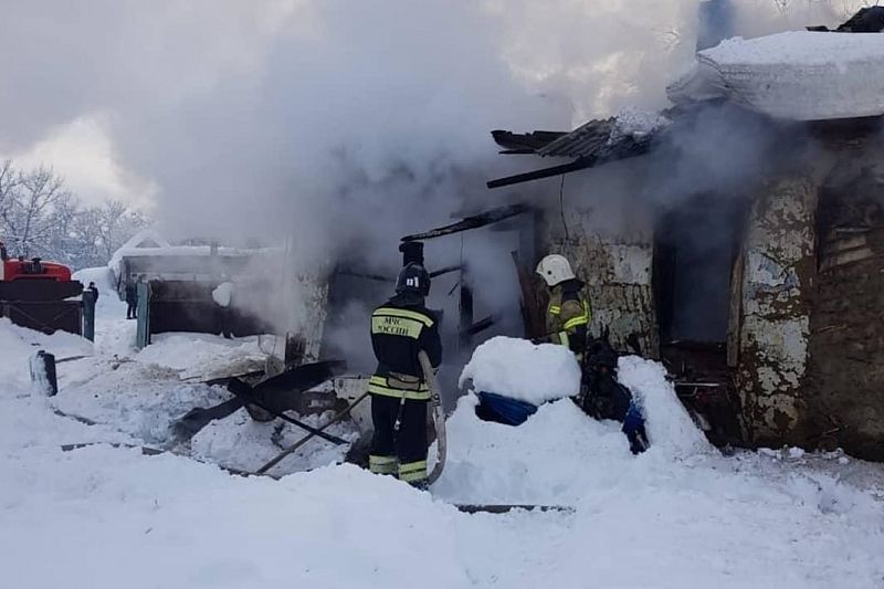 Сотрудники МЧС потушили горящую крышу дома на площади 60 кв. м