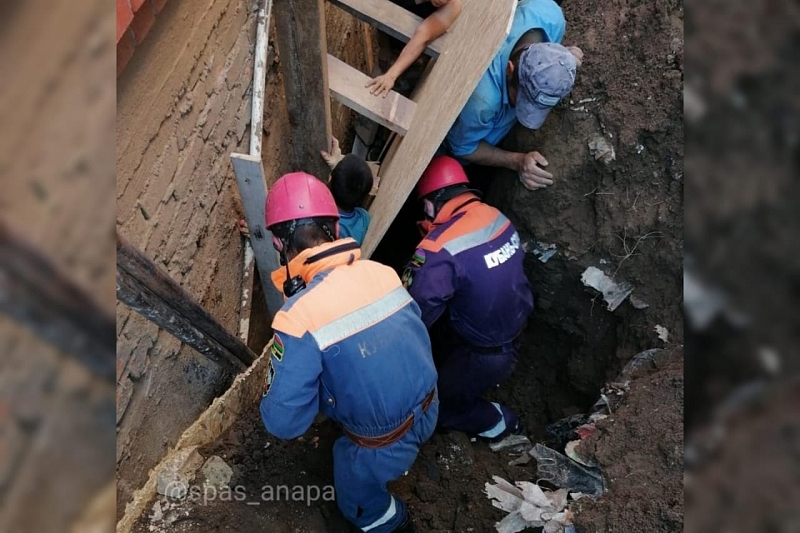 Под Анапой спасатели извлекли из-под завала 33-летнего мужчину 