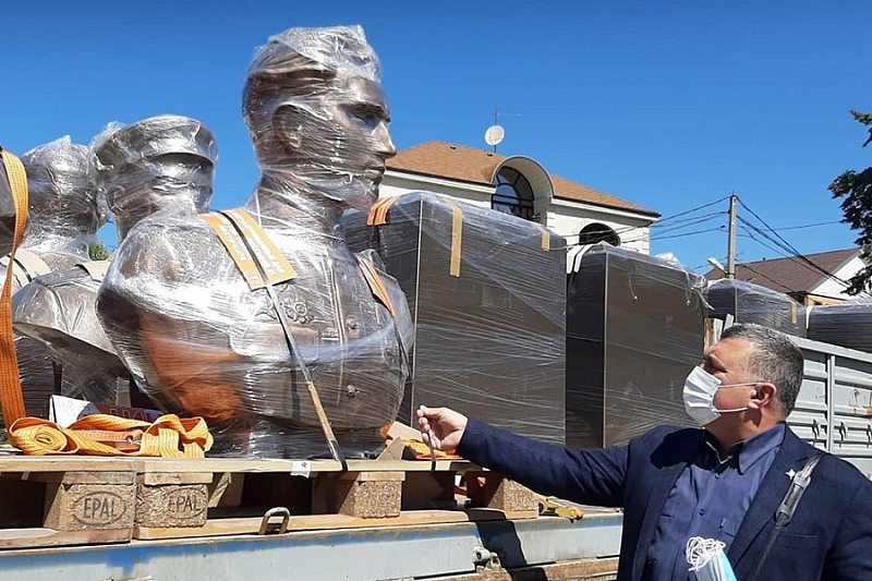 В Сочи установили памятник Герою Советского Союза Адаму Турчинскому