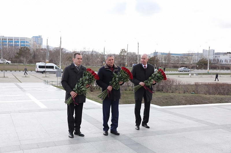 В Новороссийске губернатор Кубани и председатель Госдумы почтили память Цезаря Куникова