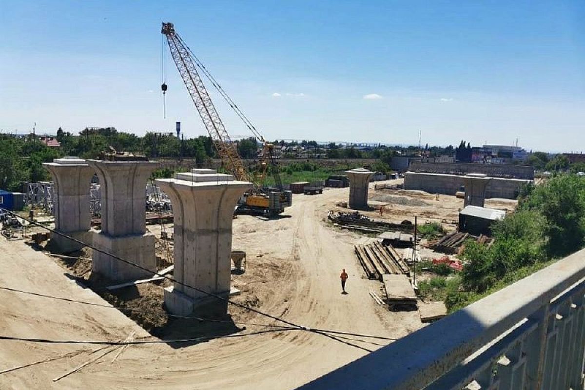 Первый этап строительства нового Яблоновского моста в Краснодаре завершен почти на 80%