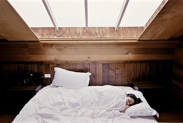 Куда ночь, туда и сон: пять самых распространенных причин слишком чуткого сна