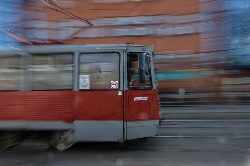 В Краснодаре 60-летняя женщина угодила под трамвай