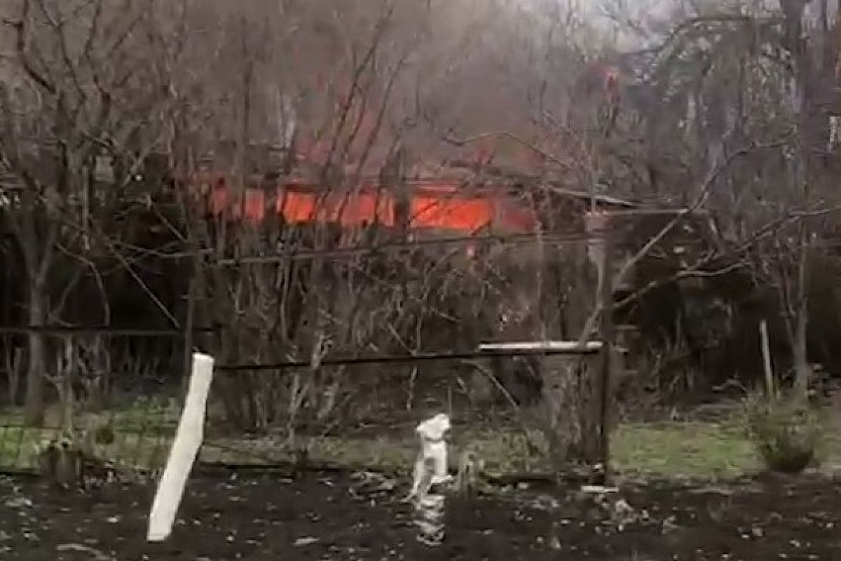 На Кубани полицейские помогли семье выбраться из охваченного огнем дома