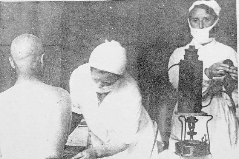 Именно в сочинском госпитале был изобретен фумигационный аппарат, который эффективно помогал в лечении гнойных, трудно заживающих инфекционных ран. Его создателем стал врач Николай Васильевич Роменский.