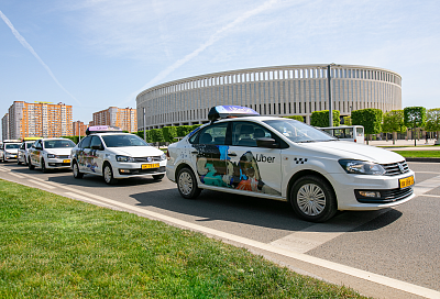 Музей на колесах: в Краснодар прибыли 20 машин такси с графикой современных художников
