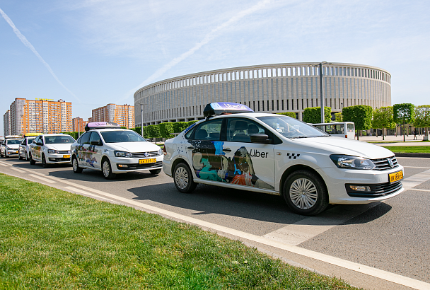 Музей на колесах: в Краснодар прибыли 20 машин такси с графикой современных художников
