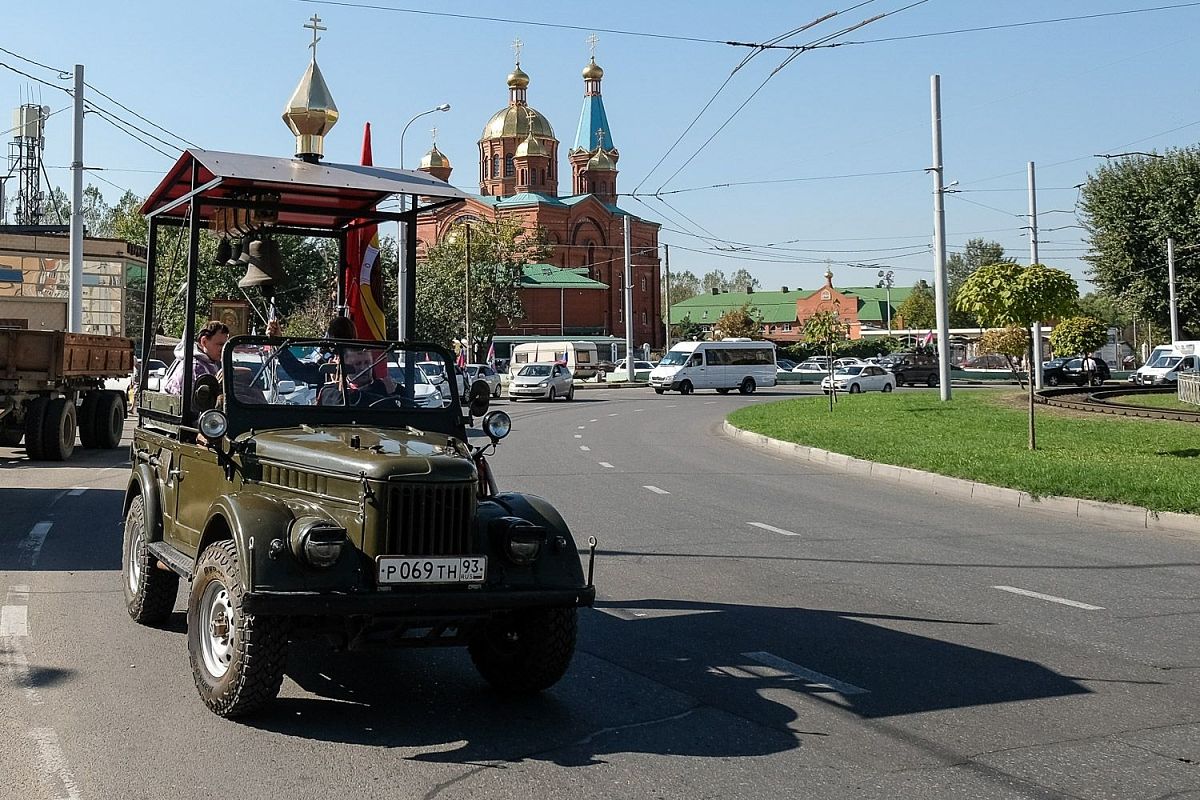 Возле каждого поклонного креста был отслужен молебен.