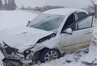 В ДТП с участием двух иномарок на заснеженной трассе пострадали три человека