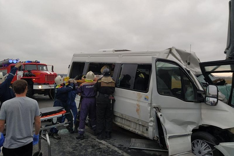 Пострадавших в ДТП с автобусами в Анапе доставали через окна