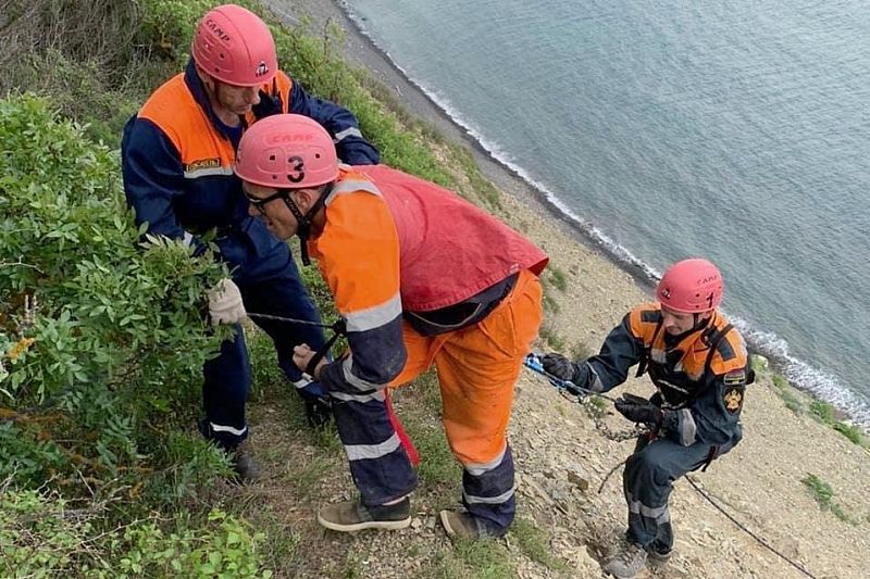В Анапе спасатели эвакуировали мужчину, застрявшего на крутом склоне горы