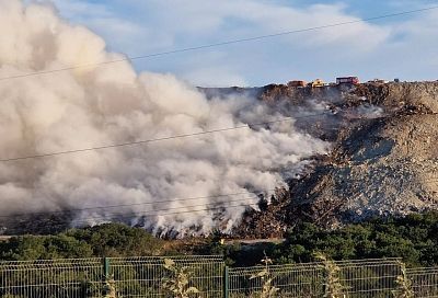 Около 15 часов тушат пожар на мусорном полигоне в Новороссийске