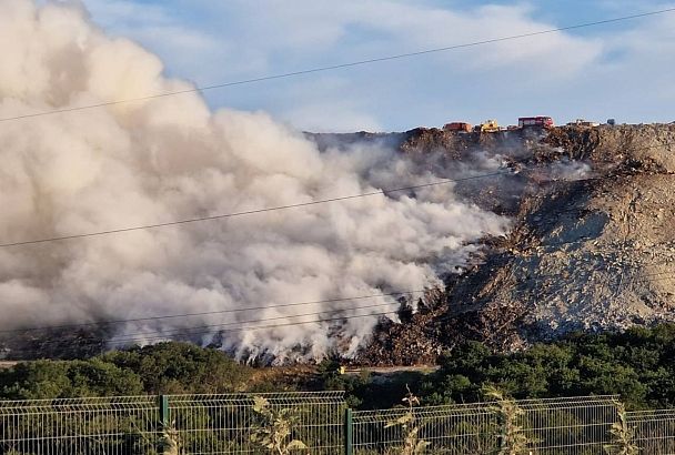 Около 15 часов тушат пожар на мусорном полигоне в Новороссийске