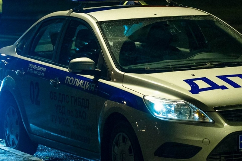 В Краснодаре Toyota после столкновения с Land Cruiser протаранила ограждение и светофор