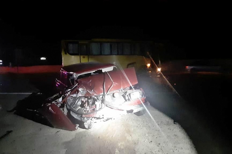 В Краснодарском крае в жестком ДТП с автобусом и легковушкой пострадали два человека