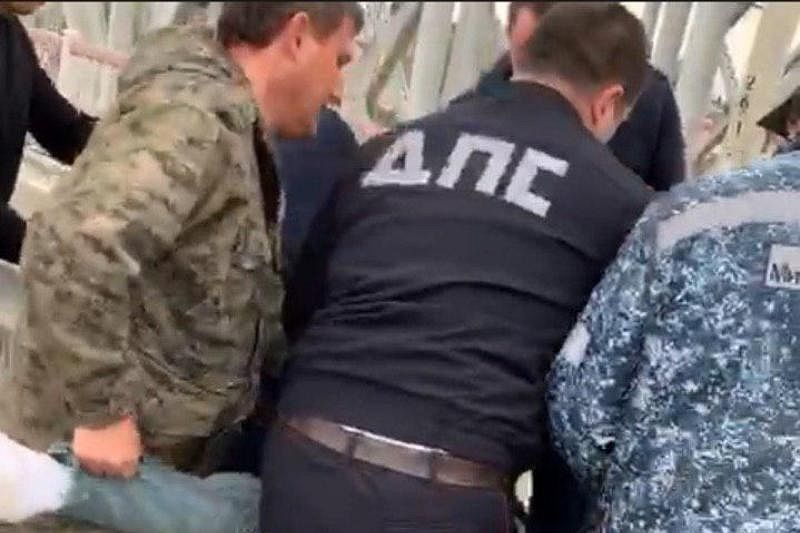 В Сочи полицейские сняли с моста несостоявшегося наркомана-самоубийцу (видео)