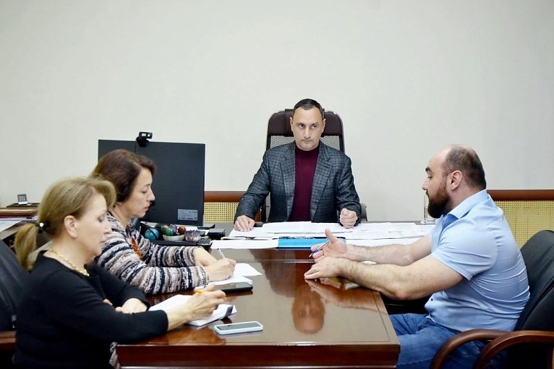 Депутат ЗСК Виктор Тепляков провел совещание по поддержке нововведений в систему питания школьников