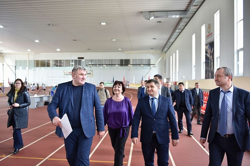 Вице-губернатор Кубани Александр Власов посетил спортивные объекты Славянского района