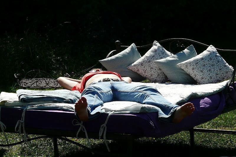 Как уснуть и комфортно спать во время жары