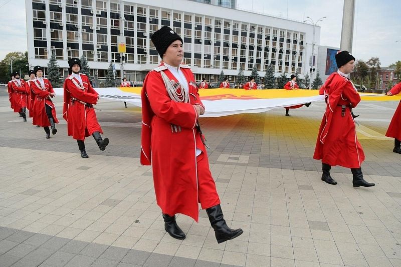 Церемония поднятия флага Краснодара прошла на Главной площади в День города