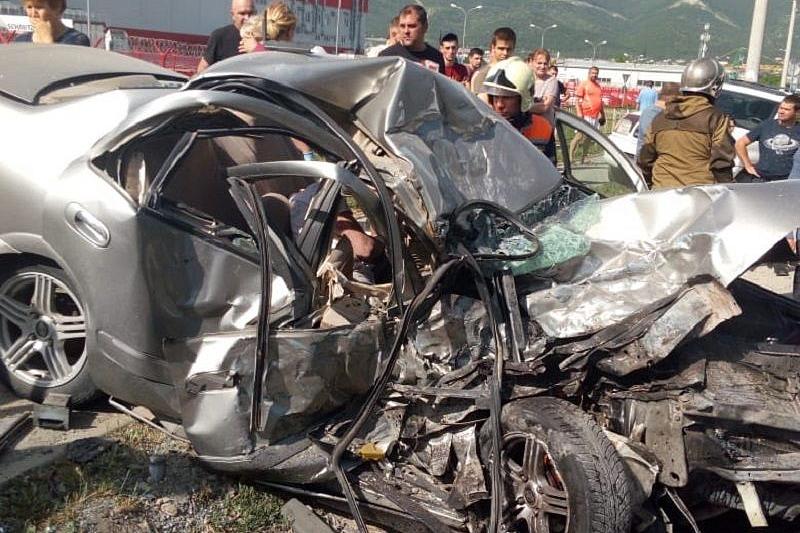 Появилось видео с места смертельного ДТП в Краснодарском крае, где погиб 16-летний водитель иномарки