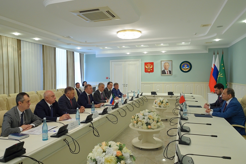 Глава Адыгеи и посол Королевства Бахрейн в РФ обсудили аспекты сотрудничества