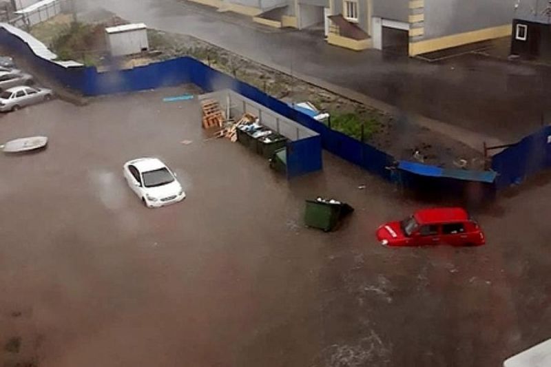 Ливень в Ростове-на-Дону затопил дворы и дороги