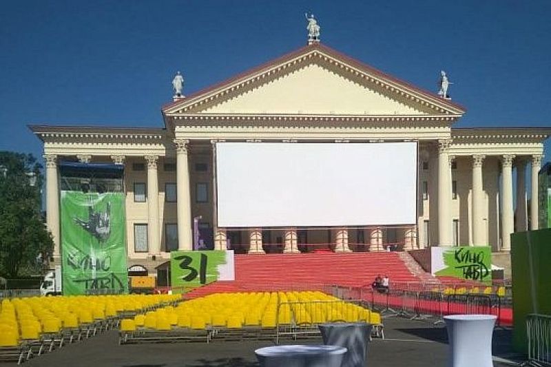 Какие фильмы покажут на площади в Сочи в рамках «Кинотавра»