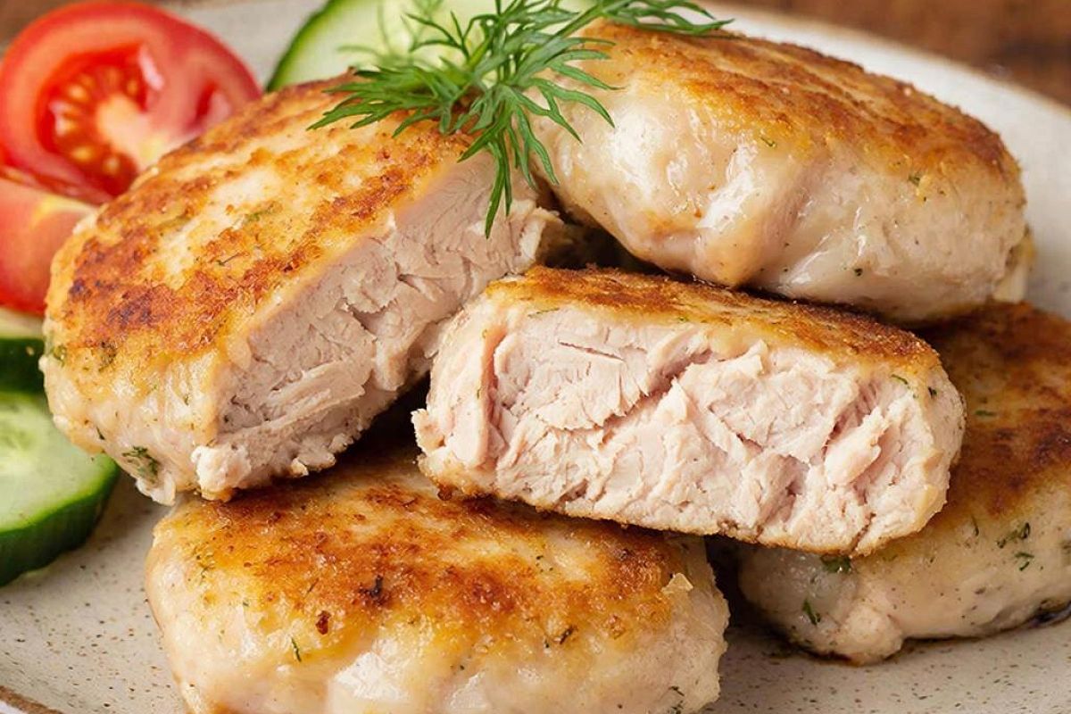 И даже фарш не нужен. Для приготовления самых быстрых и вкусных котлет потребуется всего полчаса и одна куриная грудка