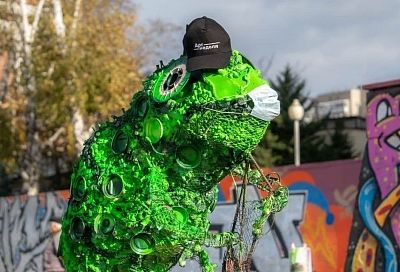 В Краснодаре появилась скульптура хамелеона из мусора