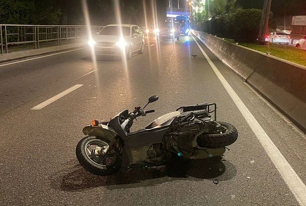 Мопедисту оторвало руку в ДТП с Mercedes в Сочи. Водитель иномарки скрылся 