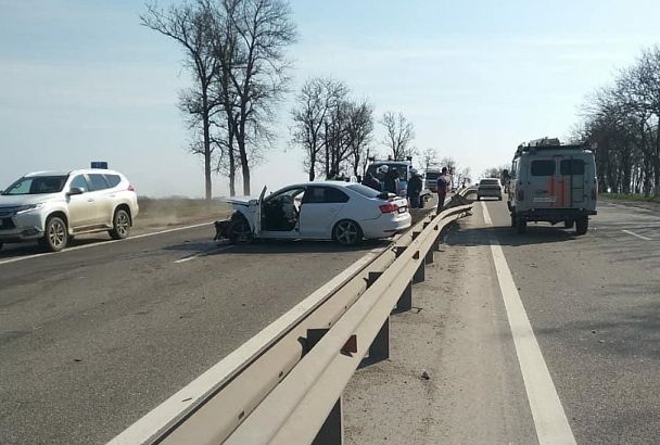 Водитель на иномарке врезался в дорожное ограждение. Есть пострадавший