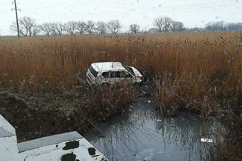 В Краснодарском крае иномарка врезалась в дорожный знак и упала в лиман