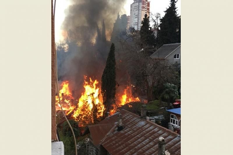 В Сочи с места крупного пожара в Рабочем переулке расселят восемь человек