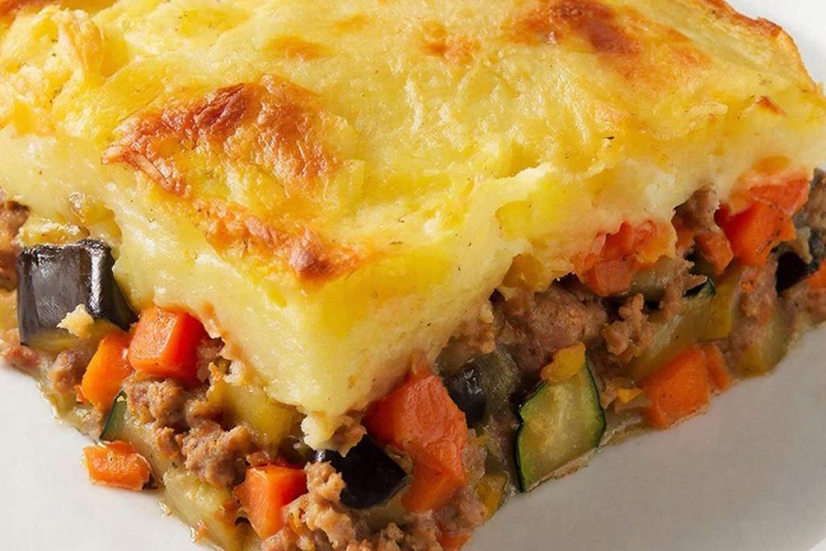 Когда мне лень стоят у плиты готовлю запеканку из фарша и овощей: пока смешиваю продукты – греется духовка