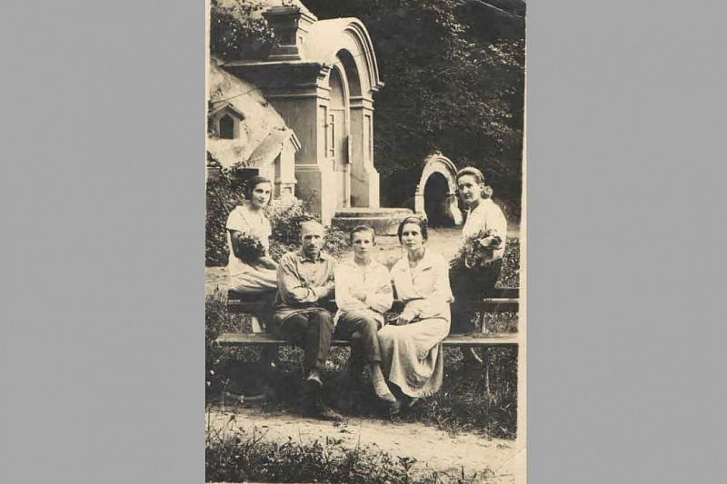 На фото фельдшер вместе с семьей у часовни в честь Иверской иконы Божией Матери в августе 1934 года.   