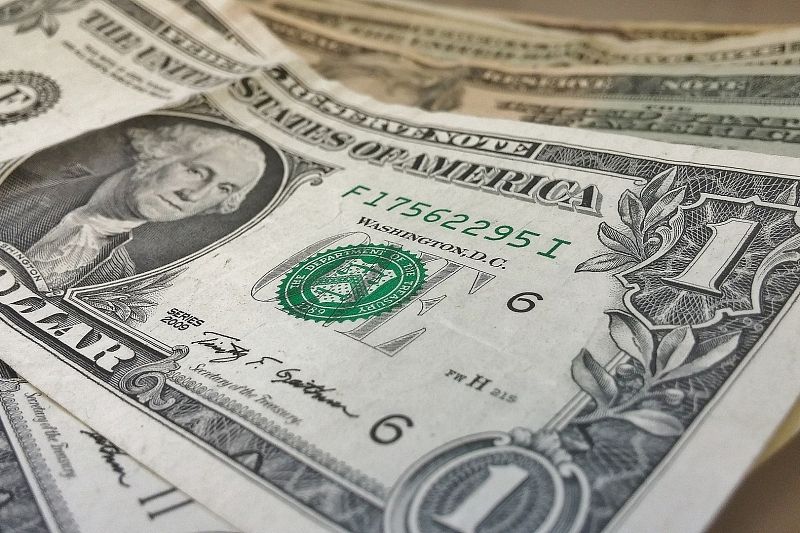 Курс доллара опустился ниже 90 рублей впервые с 1 марта