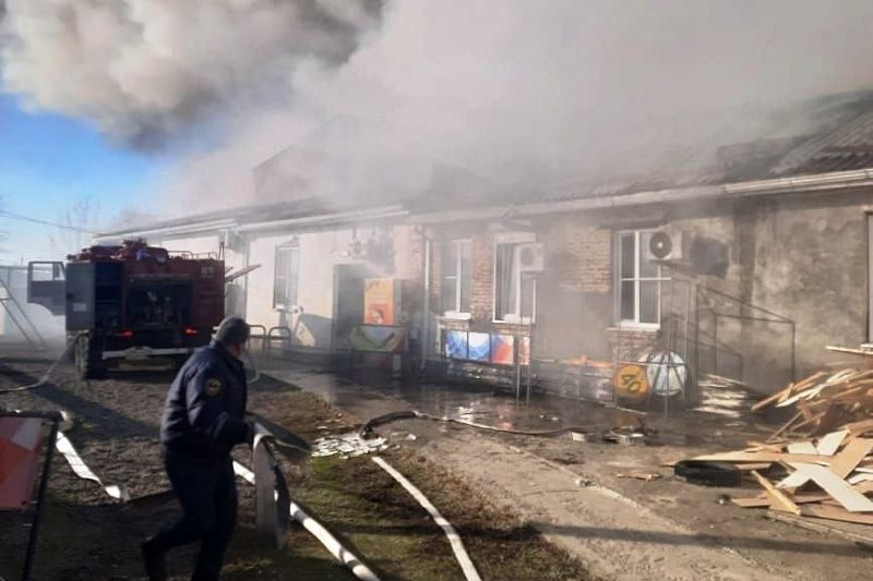Крупный пожар тушат в Доме культуры под Краснодаром