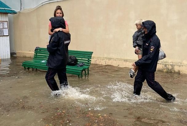 Полицейские вынесли на руках более 300 детей из подтопленного санатория в Анапе