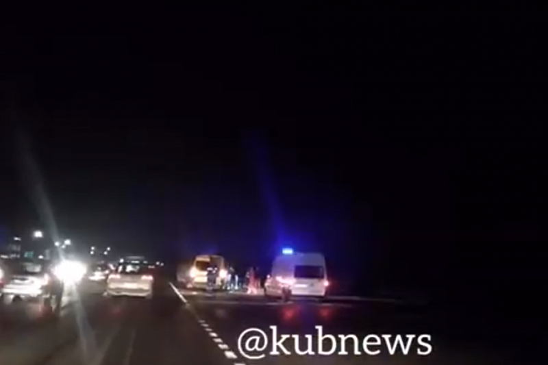 На красный свет: под Краснодаром участниками ночной аварии стали 3 автомобиля (видео)
