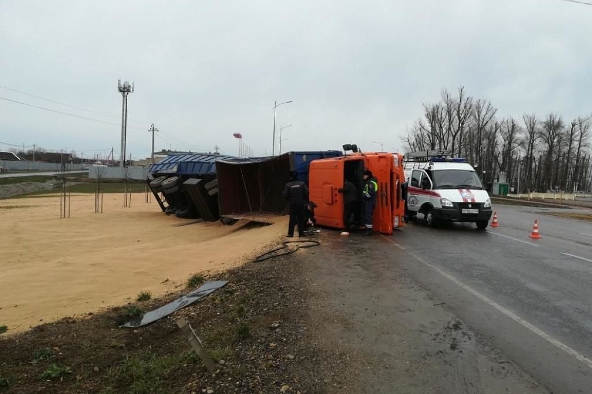 В Краснодарском крае перевернулся КамАЗ с зерном. Пострадал водитель