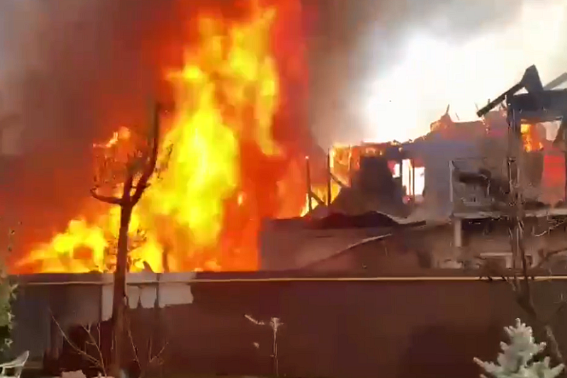Три частных дома и сарай сгорели в Сочи: площадь пожара составила 870 кв. метров