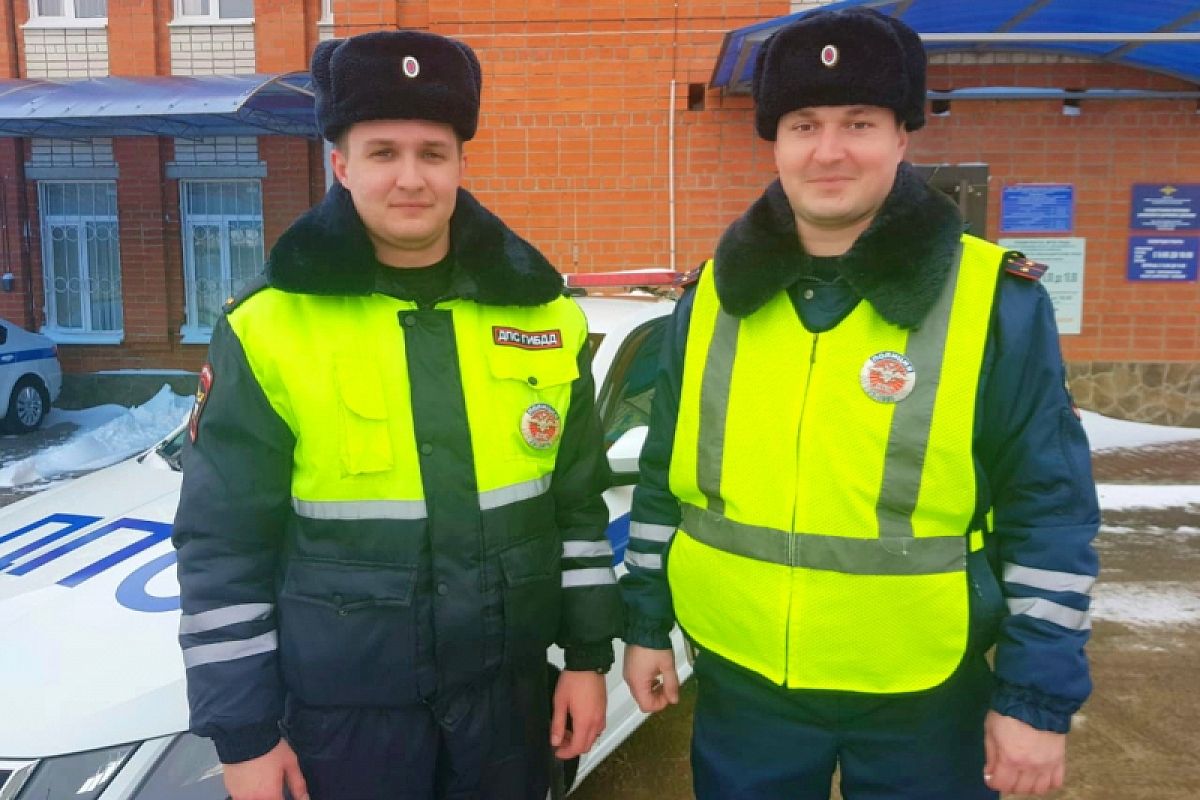 Полицейские помогли водителю забуксовавшего на трассе пассажирского автобуса